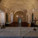 In realt� guardando bene capiamo come sia tutto l�ambiente a essere privo di immagini ecclesiastiche. Il tempio accoglie infatti i gruppi religiosi di Bari che non hanno un luogo dove celebrare le loro funzioni. E molti di loro come anglicani, copti, battisti o avventisti, credono nella Trinit� ma non approvano le raffigurazioni dei santi